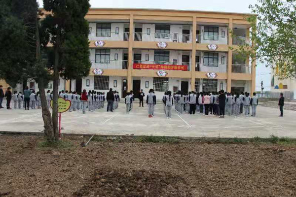 火狐电竞定远县仁和学校“文明种植园”开园啦(图1)