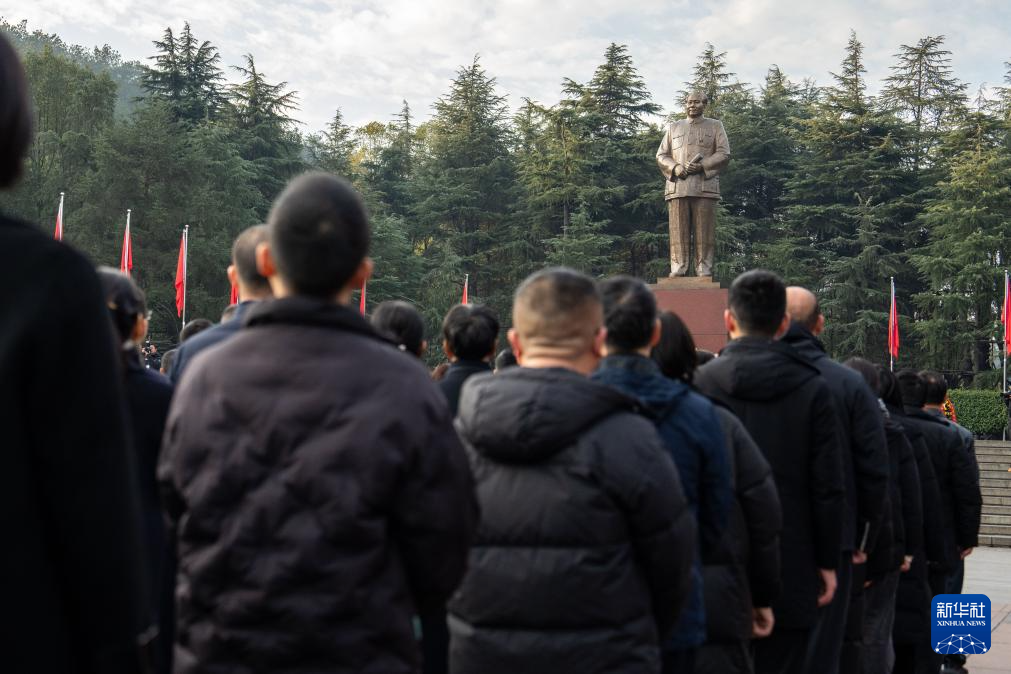 湖南韶山：各火狐电竞界人士纪念同志诞辰130周年(图2)